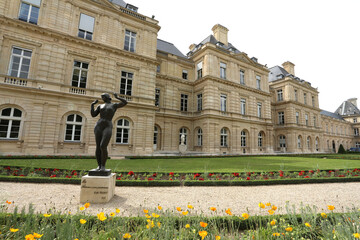 Fototapeta premium Statue de la Femme aux Pommes devant le Palais du Luxembourg