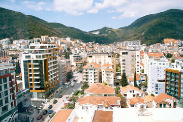 Fototapeta premium Scenic mountain town with modern buildings and picturesque landscape under blue sky