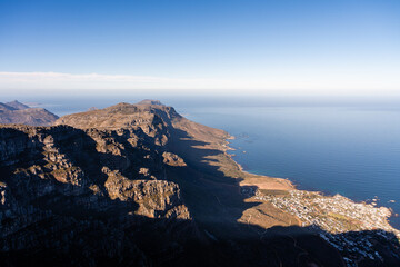 Panoramablick auf die Zwölf Apostel Berge und Kapstadts Küste