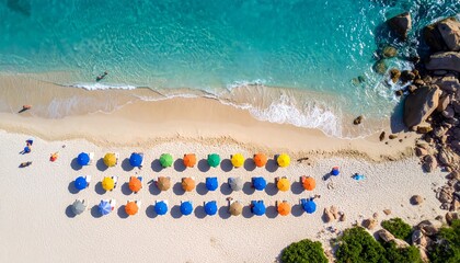 Fototapeta premium impresionante vista aérea de una playa de arena dorada durante un día soleado. La imagen está dominada por filas de sombrillas de playa y tumbonas organizadas de manera ordenada sobre la arena.