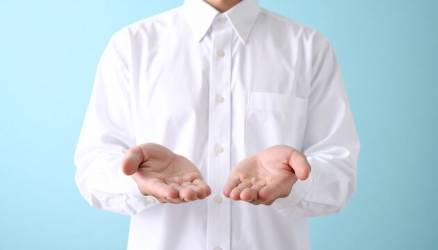両手を前に差し出した日本人男性
