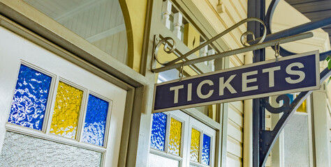 Tickets Schild in einem alten Nostalgischgen Bahnhof