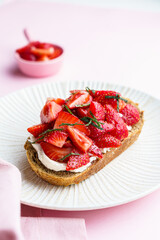 bruschetta with strawberries and cottage cheese