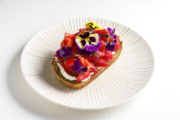 bruschetta with strawberries and cottage cheese