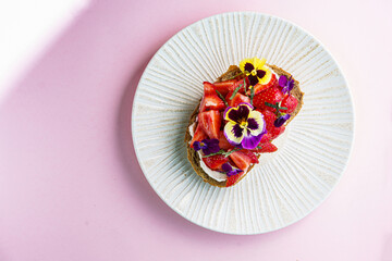bruschetta with strawberries and cottage cheese