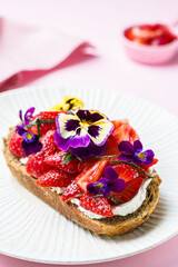 bruschetta with strawberries and cottage cheese