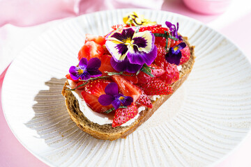 bruschetta with strawberries and cottage cheese