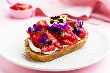 bruschetta with strawberries and cottage cheese