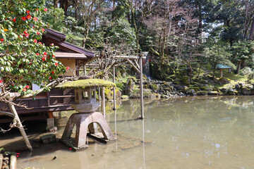 Obraz premium Stone latern at Hisago-ike Pond, Kanazawa - Japan