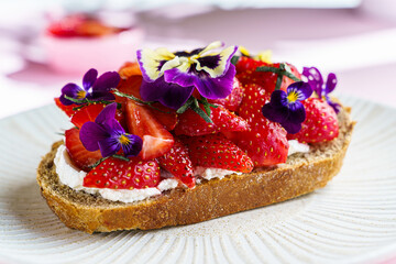 bruschetta with strawberries and cottage cheese