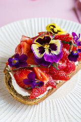 bruschetta with strawberries and cottage cheese