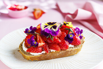 bruschetta with strawberries and cottage cheese