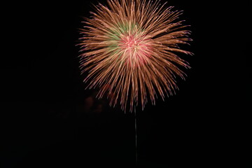 夏の夜空に咲く大輪の花火