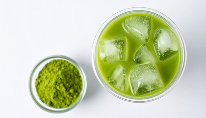 Obraz premium A refreshing matcha tea served with ice cubes alongside matcha powder. The bright green hues of the tea and powder create a fresh and vibrant composition