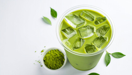Obraz premium Refreshing iced matcha latte with vibrant green hue, ice cubes and fresh matcha powder