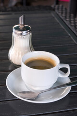 Taza de café y azucarero en Praga, República Checa