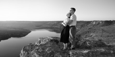 Obraz premium Husband and wife on the rock