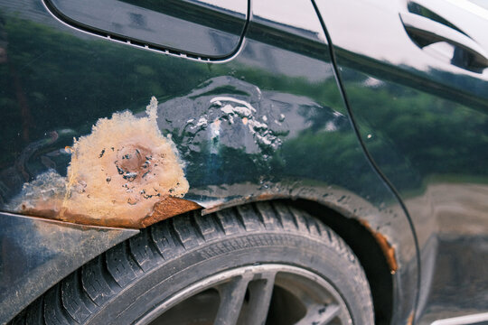 une voiture avec de la rouille	