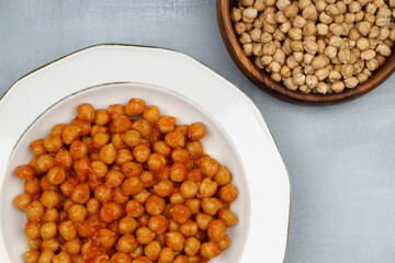 Cooked and raw chickpeas or nohut in plates