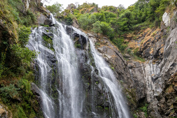 Obraz premium Fervenza do Toxa waterfall, a stunning 30m vertical drop in Silleda, Pontevedra, Galicia. Nature’s beauty captured in vibrant greenery and flowing water.