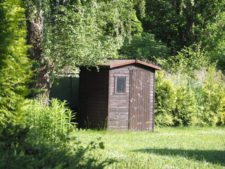 Mały domek w ogrodzie