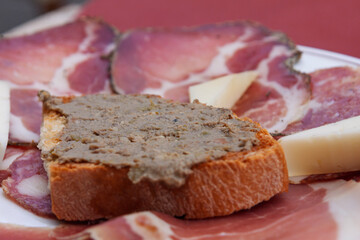 Crostini, Wurst, Käse und Schinken