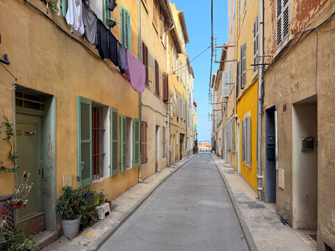 Fototapeta Empty narrow street with traditional buildings, La Ciotat, Bouches-du-Rhone, Provence-Alpes-Cote d'Azur, France