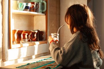 mujer bebiendo mate en la mañana. joven disfrutando un mate en la mañana.