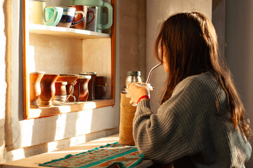 mujer bebiendo mate en la mañana. joven disfrutando un mate en la mañana.