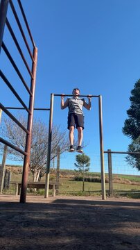 homem faz exerc&iacute;cios ao ar livre 