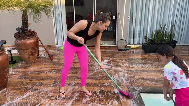 Mulher limpando lavando o piso de casa 