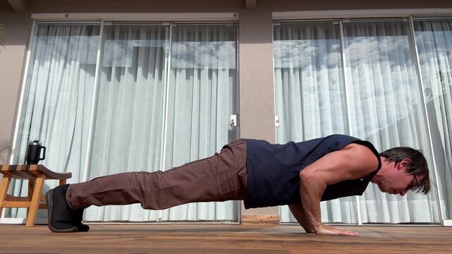 homem faz exercicios ao ar livre em casa 
