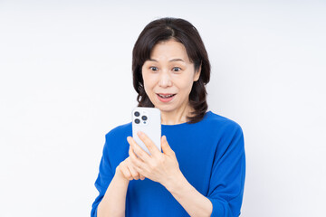 スマホを使うミドルの女性