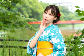 浴衣の日本人女性