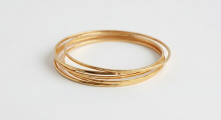Naklejka premium 輝く金色のバングル 繊細な模様 優雅に重なる This translates roughly to: Shining gold bangles, delicate patterns, elegantly layered.. AI Generated