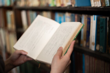 本を読む人	