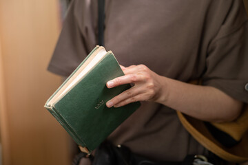 本を読む人	