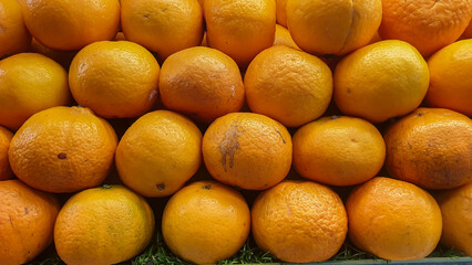 Fresh oranges neatly arranged offer a vibrant and refreshing citrus display