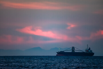朝焼けの染まる空と海と船と遠くの山影20220702-1