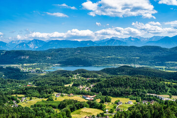 Obraz premium A view from the Pyramidenkogel observation tower on Lake Wörthersee