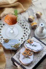 アプリコットのコンポートとアイシングクッキー