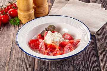 Salad with stracciatella and tomato