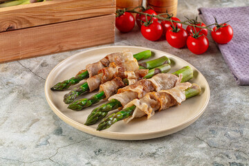 Boiled asparagus with roasted bacon