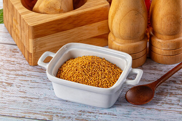 Raw dry aroma flavour mustard seeds