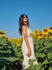 Obraz premium young woman in a field of sunflowers