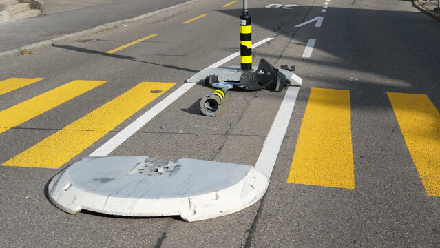 Umgefahrener Inselpfosten Rammschutz auf Fu&szlig;g&auml;ngerschutzinsel bei Zebrastreifen nach Kollision mit einem Auto. Unfall im Stra&szlig;enverkehr in einer 30er Zone