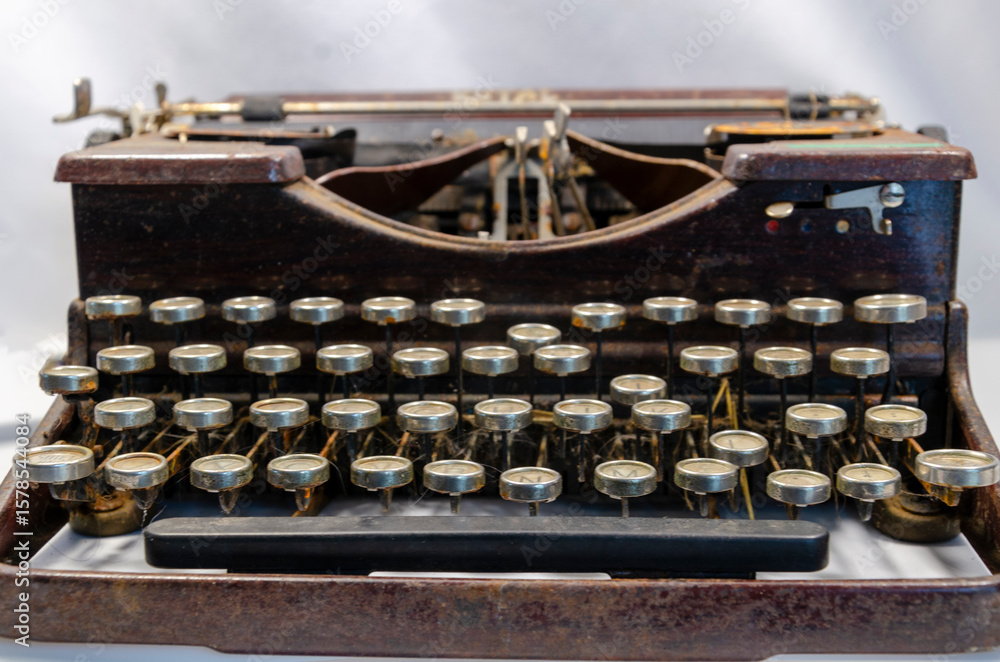 Fototapete close up of an old dirty and rusty typewriter on a white background with the concpet that the past i