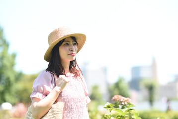 麦わら帽子を被った若い笑顔のアジア人女性