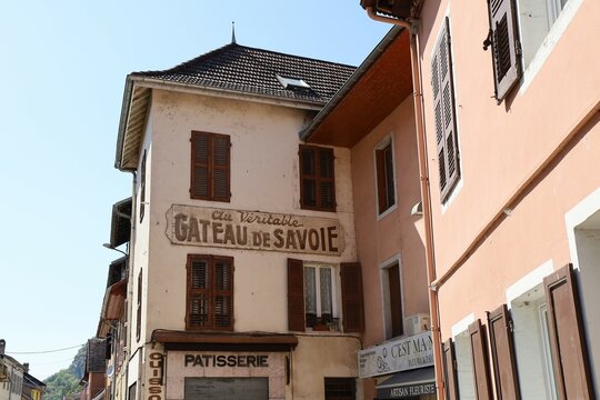 B&acirc;timent typique, vue de l'ext&eacute;rieur, ville de Yenne, d&eacute;partement de la Savoie, France