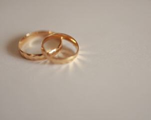 gold wedding rings with light reflection